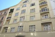 UNBEFRISTET! Repräsentative 4-Zimmer Altbauwohnung mit Loggia und Balkon Nähe The Mall!