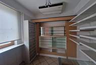 WOHN- UND GESCHÄFTSHAUS ALS GROSSZÜGIGES LANDHAUS MIT GESCHLOSSENEM INNENHOF, WERKSTATT, BÄCKEREI, KAFFEEHAUS UND NEBENGEBÄUDEN