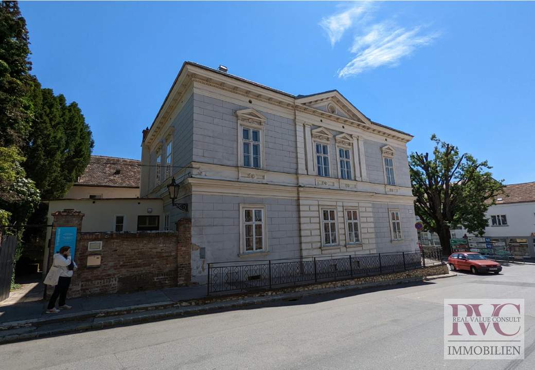 „Ihr Zuhause in Ernstbrunns Jugendstil-Ikone – historische Eleganz im Dachgeschoss trifft moderne Vision“