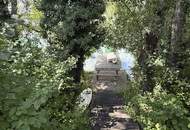 große UFERPAZRELLE mit privatem Badesteg am Neufelder See – Holzhaus mit Renovierungsbedarf beim Yachtclub auf Pachtgrund zu verkaufen