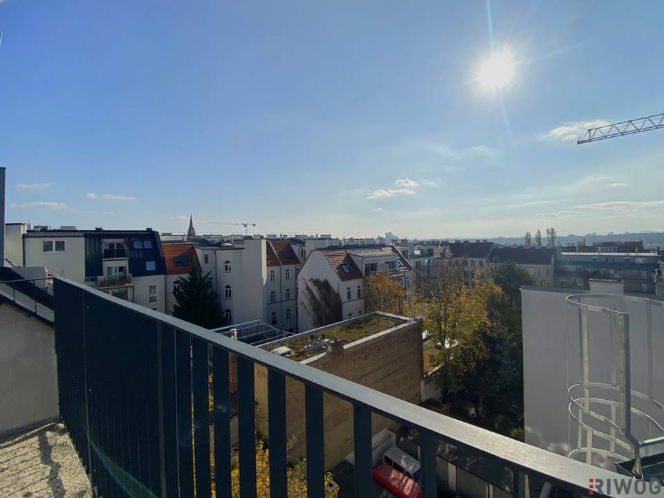 3-Zimmer Dachgeschoss-Maisonette Wohnung mit Balkon und südseitiger Innenhofterrasse | Schönbrunn-/Glorietteblick | Fernwärme | ERSTBEZUG