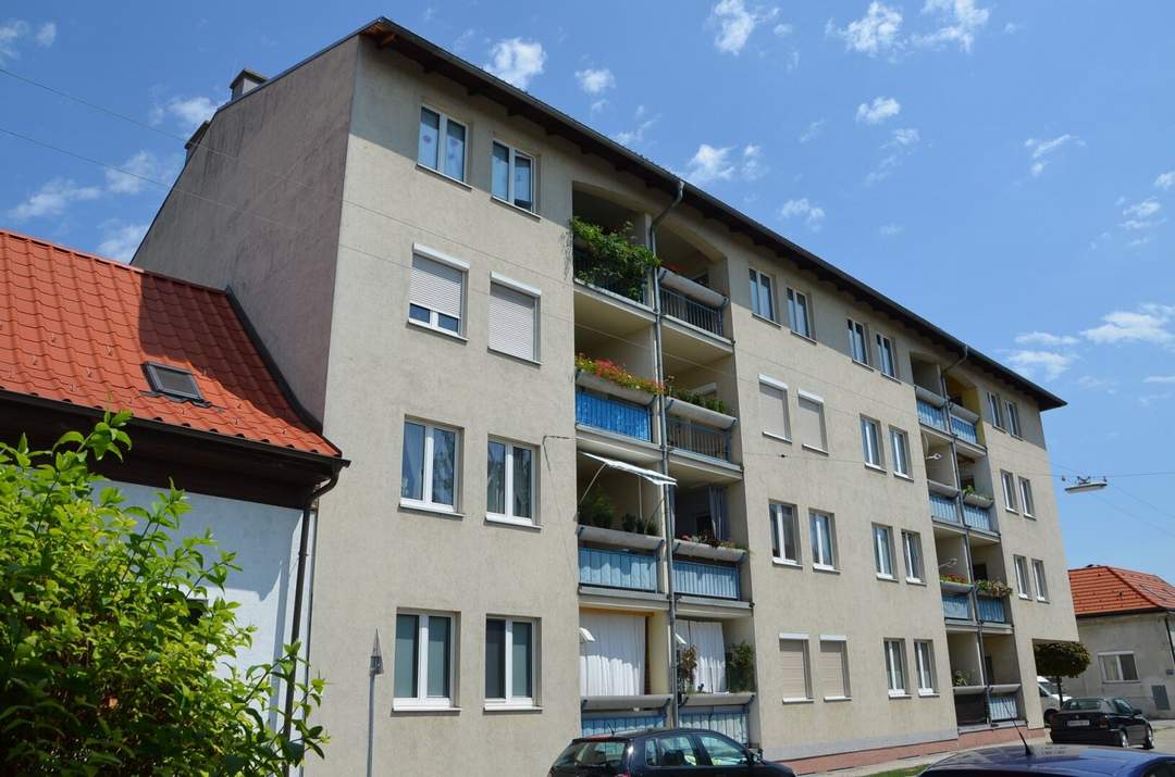 Unbefristete und großzügig aufgeteilte 2-Zimmer-Wohnung mit Loggia!