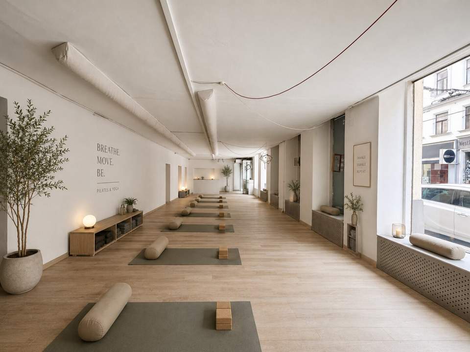 Straßenseitiges Geschäftslokal mit großen Fensterflächen! Individuell zu gestalten! Ideal für Pilates, Yoga, Atelier etc.