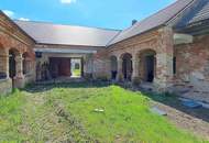 Traditioneller Vierkanthof im Dornröschenschlaf