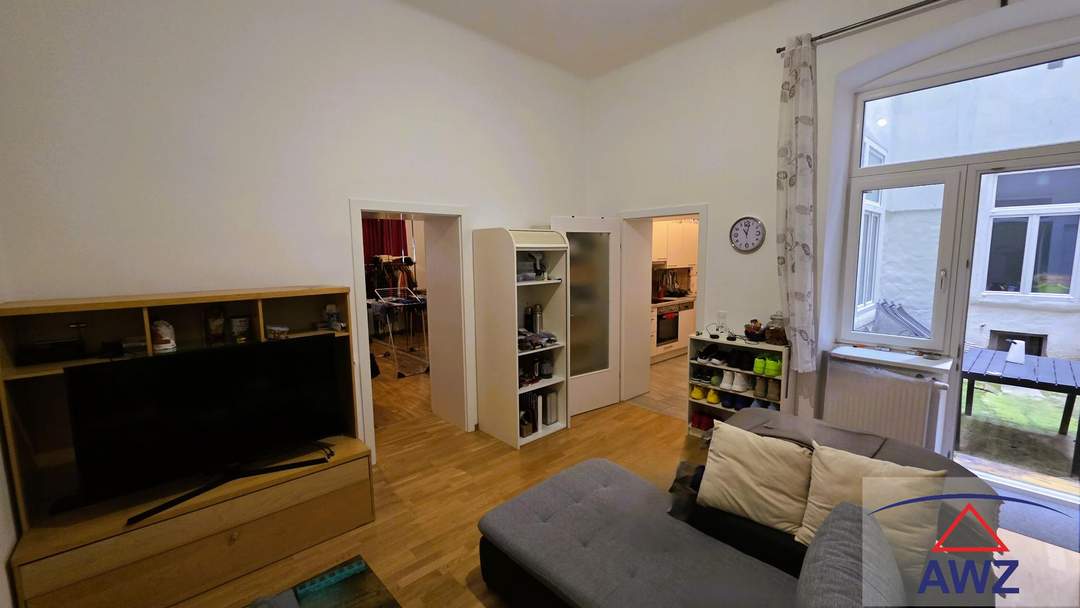 Zwei-Zimmer-Wohnung in renoviertem Altbau mit attraktiver Außenfläche!