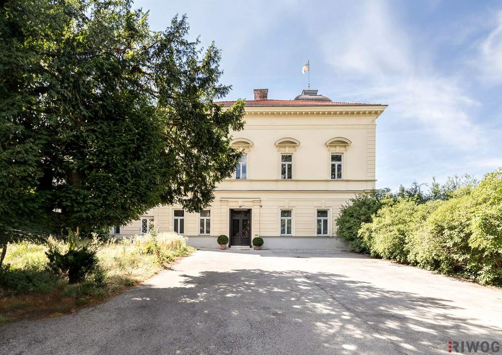 Herrschaftliches Haus in ruhiger Lage | Gartenwohnung mit ca. 4,40m Raumhöhe | sanierungsbedürftig | Parkplatz | U-Bahnnähe