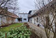 GROSSZÜGIGES LANDHAUS MIT GESCHLOSSENEM INNENHOF, WERKSTATT UND NEBENGEBÄUDEN IN PARADIESISCHER GRÜNRUHELAGE MIT MÖGLICHKEIT AUF STADEL UND KLEINE LANDWIRTSCHAFTLICHE FLÄCHE