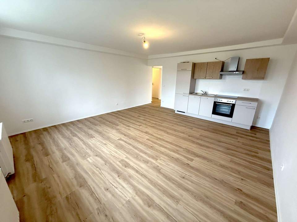 Einziehen &amp; wohlfühlen: Renovierte Wohnung mit Parkplatz