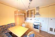 Gediegenes Stockhaus in grüner Umgebung