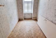 Wer nicht auf schlüsselfertig steht, ist hier richtig! 4-Zimmer Wohnung - Selbst Gestalten! Sanierungsbedürftige Altbauwohnung! U-Bahn ums Eck + Traumhaft renoviertes Altbauhaus + Optimalste Infrastruktur und Anbindung!