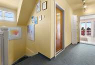 Wohnhaus mit Nebengebäude in zentraler Lage