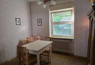 Streckhof in Moschendorf, 5 Zimmer, Wohnfläche 116 m², große Lagerflächen in den Nebengebäuden, 95.000 €
