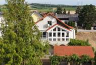 Außergewöhnliches Einfamilienhaus mit zwei Wohneinheiten, großem Garten und Gästehaus in Leobendorf