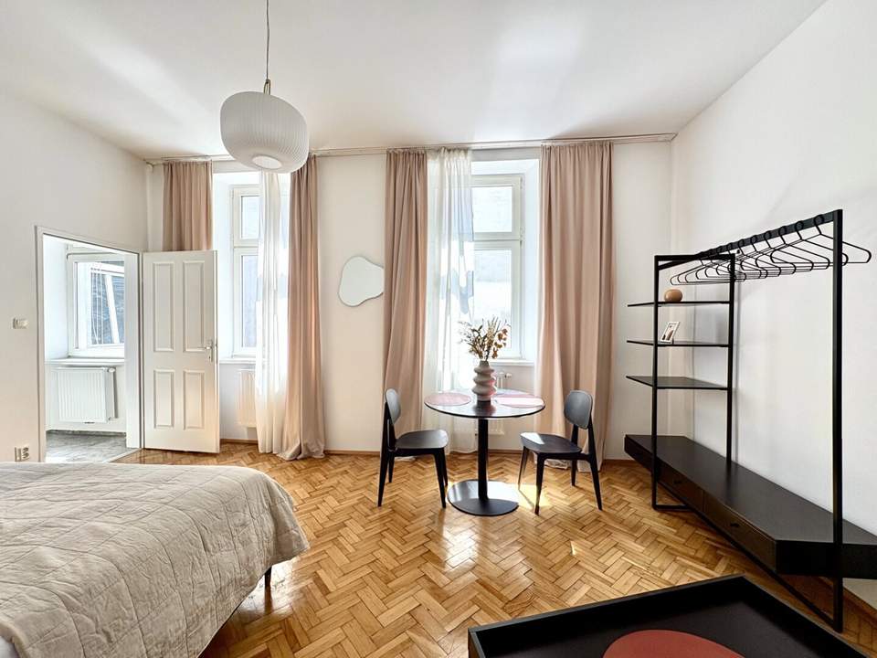 U3, ROCHUSMARKT UND RABENHOF - ZAUBERHAFTE ALTBAU-GARCONNIERE IN HOFRUHELAGE BEIM KARDINAL-NAGL-PLATZ
