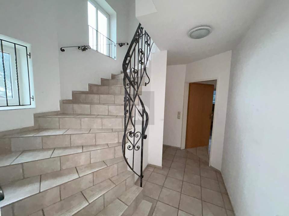 MEHRPARTEIENHAUS MIT ENTWICKLUNGSPOTENZIAL AUF GEWERBEGRUNDSTÜCK