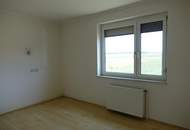 *ORTSRANDLAGE:* Wohnhaus mit sehr schönem, ebenen Garten und großzügigem Grundstück.