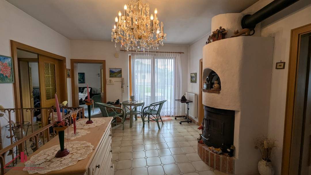 Geräumiges Wohnhaus in Ruhelage, mit Fernblick, in Hainburg an der Donau: ca. 180m² Wohnfläche mit Garten, 2 Terrassen, Pool und Garage!!!