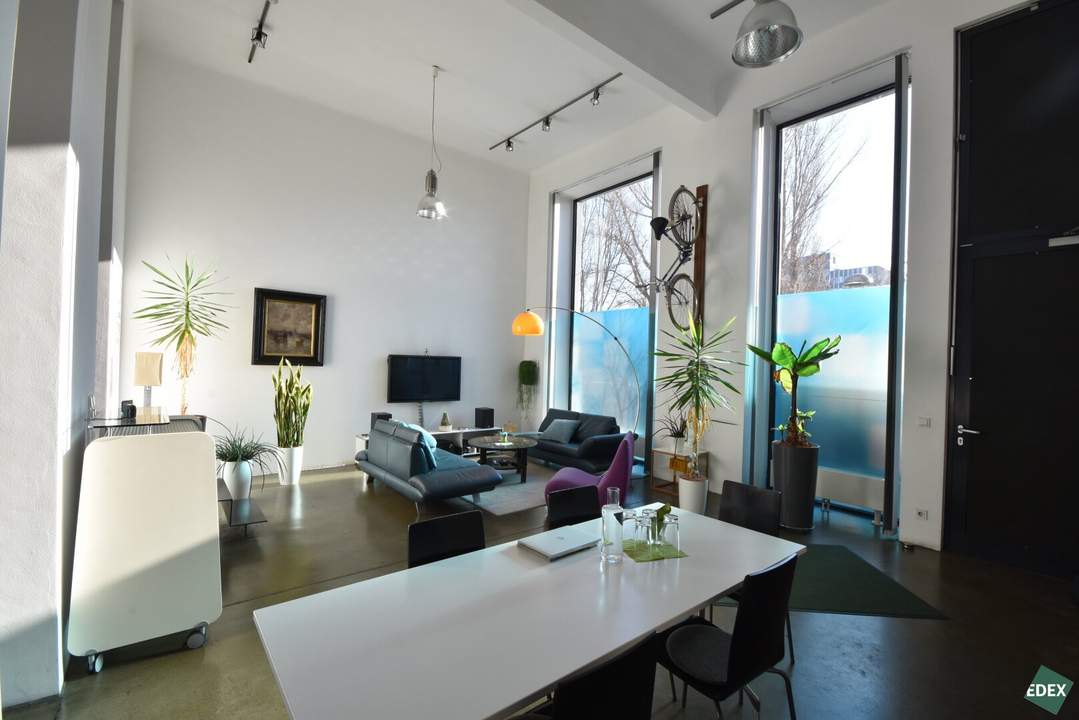 Flexibel gestaltbares Büro mit großen Glasfronten am Donaukanal