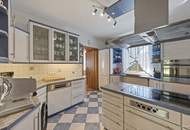 Großzügiges Familiendomizil mit uneinsichtigem Garten, Hallenbad, Sauna und Garage für 2 PKW