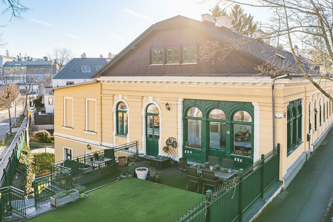 Ein Anwesen – viele Möglichkeiten: Kernsanierte Jahrhundertwendevilla mit Indoorpool für luxuriöses Wohnen und Arbeiten