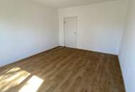 Geld sparen und den Sommer auf Balkonien genießen! Umfassende Sanierungsarbeiten versprechen einen traumhaften Rückzugsort zum Wohlfühlen: geräumiges Wohnzimmer mit Zugang zum sonnigen Balkon, modernes Badezimmer und praktischer Abstellraum!