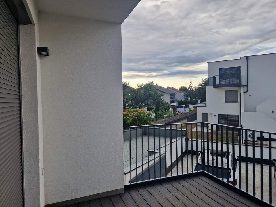 EINMALIGE CHANCE: TRAUMHAFTE DACHGESCHOSSWOHNUNG MIT HERRLICHER LOGGIA & BALKON IN BEGEHRTER WOHNLAGE IM ERSTBEZUG MIT MÖGLICHKEIT AUF TIEFGARAGENPARKPLATZ