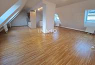 3-er WGs aufgepasst! Große Dachgeschoss-Wohnung mit Terrasse in der Muhrengasse!