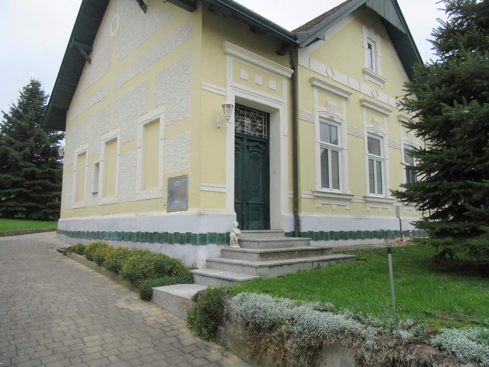 ALTBAU – AUSSERGEWÖHNLICHES EINFAMILIENHAUS AUF GROSSEM GRUNDSTÜCK