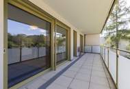 Gut aufgeteilte Praxisräumlichkeiten mit westseitigem Balkon, Eigengarten und PKW-Stellplatz