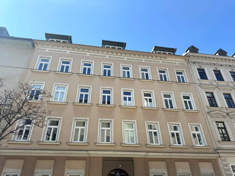 Nur ca. € 3.900 / m² !!! 2 Zimmer DG-Wohnung - Nur 20 Meter zur U3 Station Schweglerstraße !!!