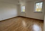 Exklusive Luxus-Singlewohnung in Steyr-Münichholz: frisch saniert, hochwertig ausgestattet, lichtdurchflutete Wohnräume und herrlicher Grünblick – inklusive Abstellraum, der sich ideal als Ankleidezimmer nutzen lässt!