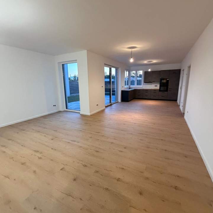 Hochmodernes Seehaus, Bungalow, 3 Zimmer, mit Garten und Terrasse, nur 4 Gehminuten vom Neufelder See entfernt