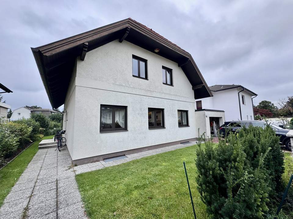 IHR NEUES ZUHAUSE - GROßZÜGIGES EINFAMILIENHAUS MIT SWIMMINGPOOL IN FLORIDSDORF