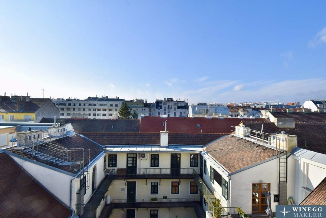 Weitblick, Ruhe &amp; zentrale Lage – Sonnige Altbauwohnung mit Balkon