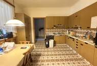 Großes Einfamilienhaus mit Veranda und Wirtschaftsanbau mit uneinsichtigen Garten + Ausbaupotential!