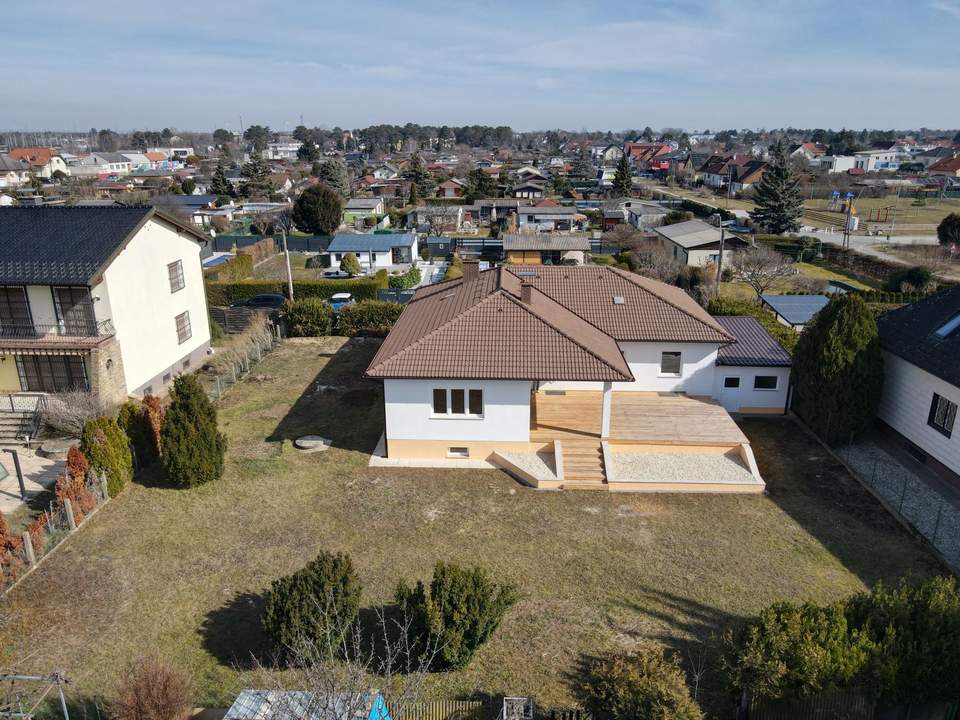 Renoviertes Einfamilienhaus mit großzügigem Garten und vielseitigem Raumangebot