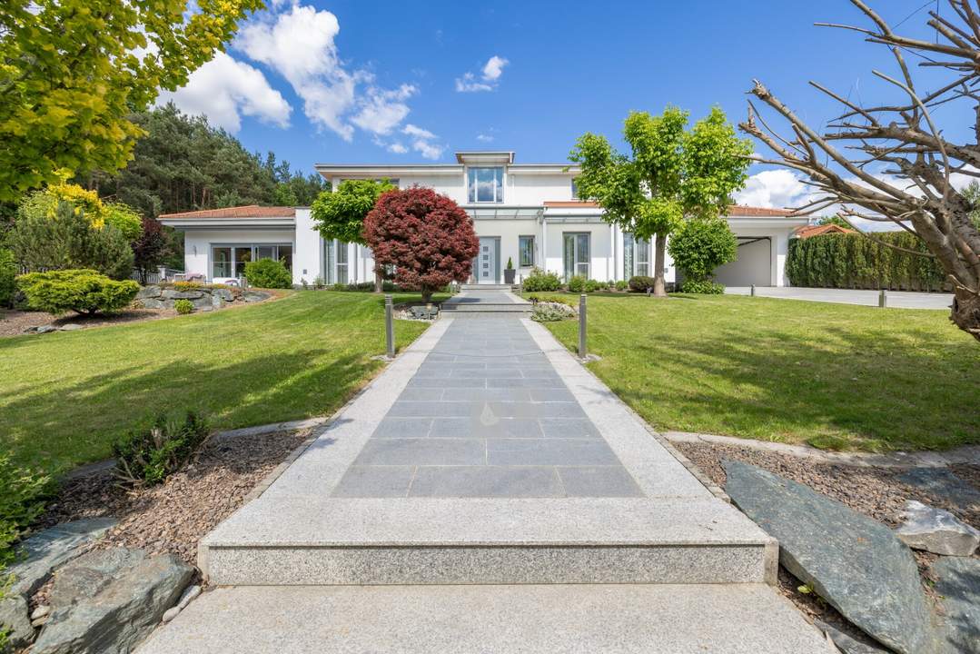 Traumhafte Villa mit Pool und weitläufigem Garten in idyllischer Landschaft