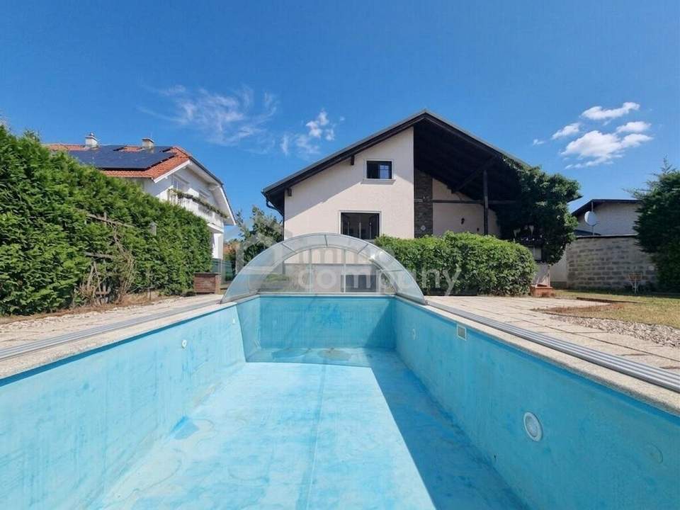 Charmantes Einfamilienhaus mit 8m Pool, 25m² Terrasse und viel Platz