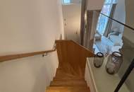 Sehr gut aufgeteilte 3-Zimmer-Galeriewohnung inkl. Terrasse, Parkplatz und ab 01.03.2026 beziehbar! Perfekt für Familien! Profitieren Sie von einer sicheren Umgebung! KEINE BEFRISTUNG!