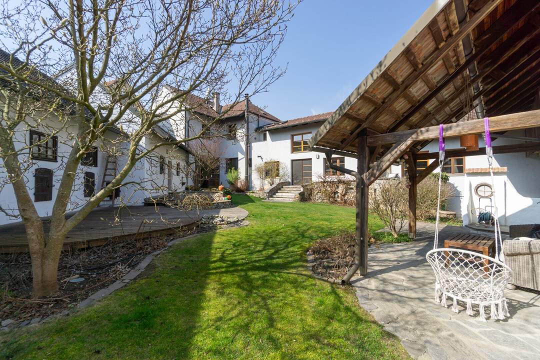 Ein Vierkanthof wie aus dem Bilderbuch – liebevoll renoviertes Wohnhaus und traumhafter Innenhof