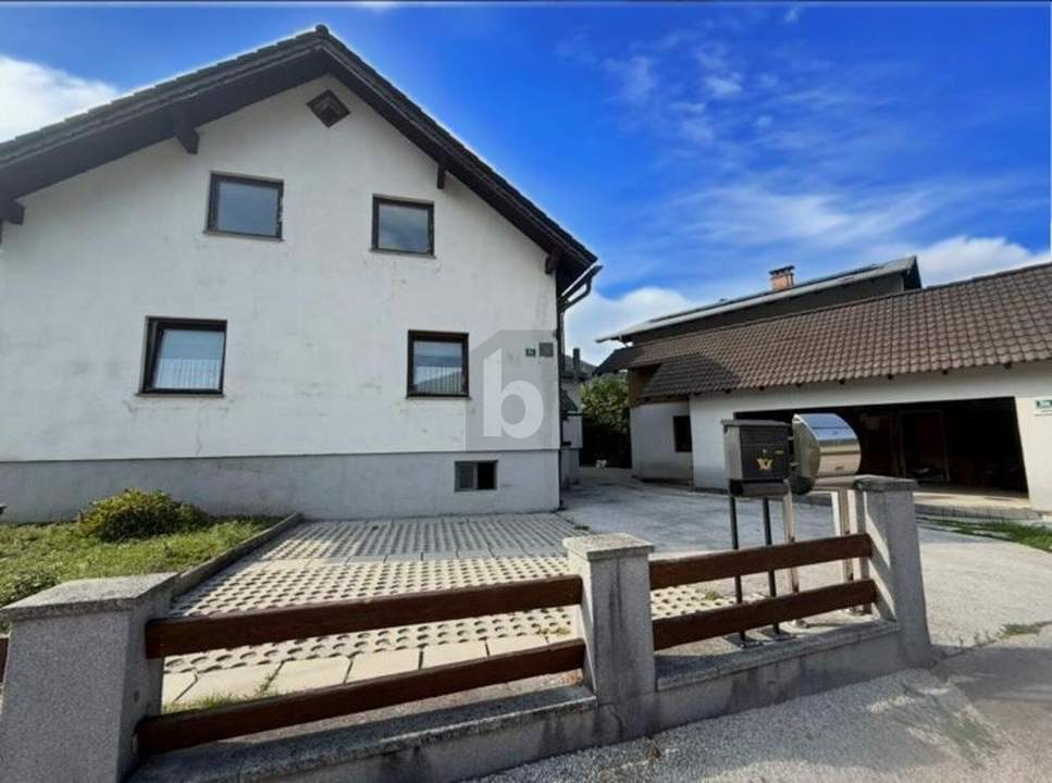 GROßZÜGIGER HAUSTEIL MIT GARTEN &amp; POTENZIAL ? 179 M² IN RUHIGER LAGE