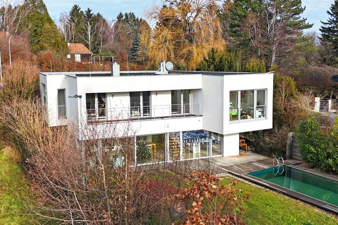 Moderne Einfamilien-Villa mit Pool in Aussichtslage