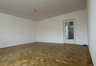 Sanierte Familienwohnung vereint höchsten Wohnkomfort mit einer entspannten Grünlage und herrlichem Ausblick! Freuen Sie sich auf ein durchdachtes, flexibles Raumkonzept – perfekt für modernes Wohnen. Jetzt dank KI-Visualisierung realitätsnah erleben!