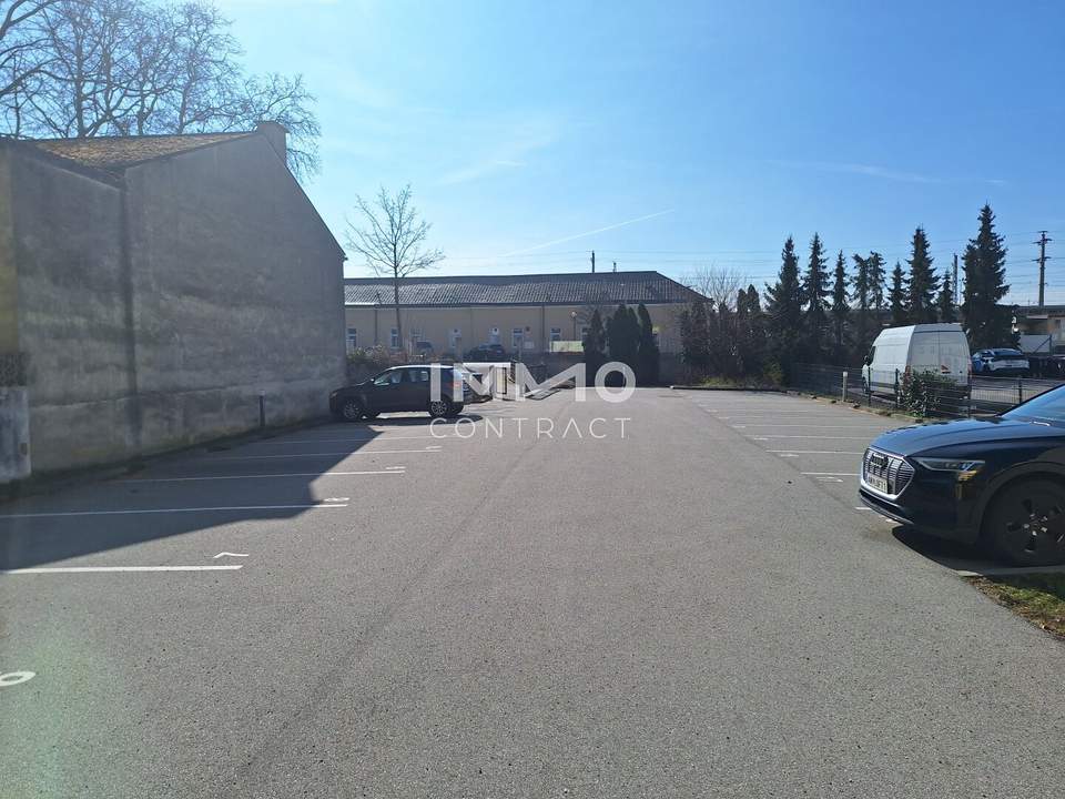 Parkplätze zu vermieten, eingezäunt neben Bahnhof