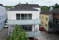 Top-Wohnung mit Riesenterrasse, Küche und Garage im Zentrum