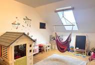 Wohnhaus mit 2 Einheiten, großer 2-stöckiger Garage und gemütlichem Garten