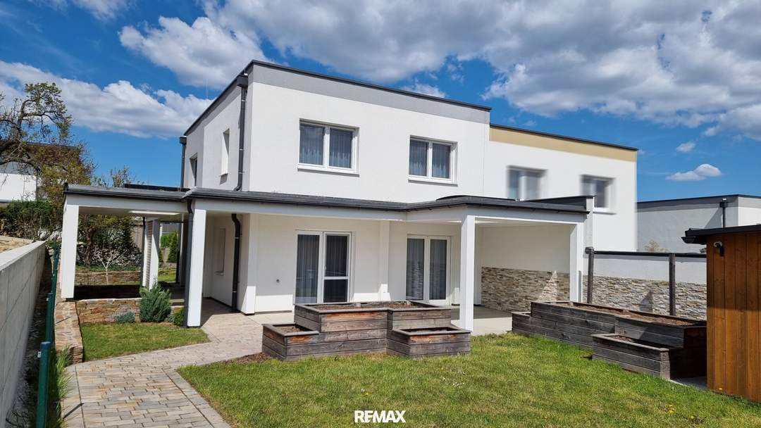 Neuwertige Doppelhaushälfte mit Carport und PV-Anlage in Reichersdorf