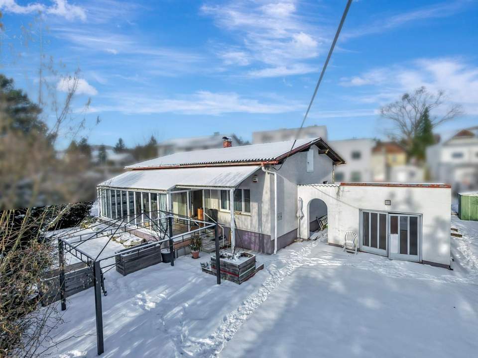 "Ankommen am Promenadenweg: Bungalow im Grünen – nahe Wien mit Potential"