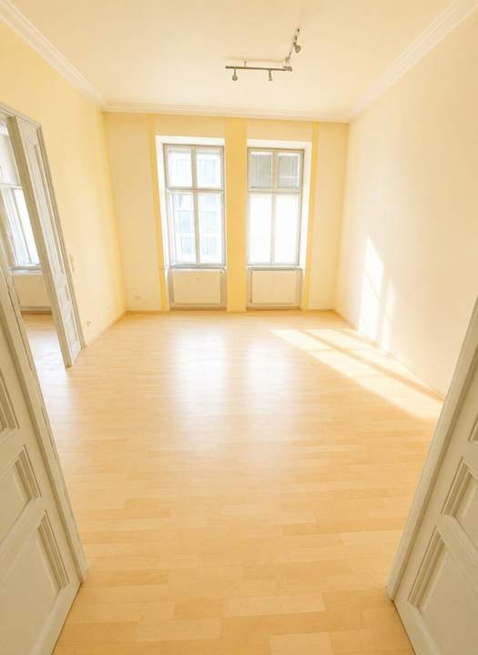 Prestigehaus Sanierungsbedürftige Altbauwohnung 3 Zimmer