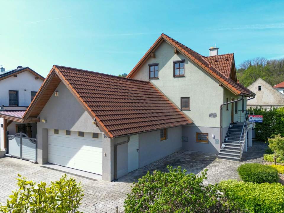 Modernes Einfamilienhaus mit Pool und Photovoltaik